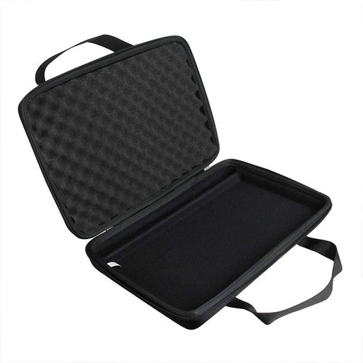 に適用するスタンドアローン・MIDIキーボードコントローラーMPKMiniPlay 最高品質、耐久性のあるEVA、耐衝撃性、耐衝撃性、耐水性の素材で作られており、バンプ、スクラッチ、スプラッシュから適切に保護します。 内部メッシュポケット付きで、他のアクセサリーを便利に収納できます。 素材:EVA内寸:34.8*23.7*6.9cm 販売はケースのみです(デバイスとアクセサリは別売りです)