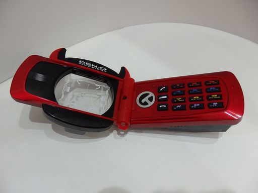 全72通りの会話のできる携帯電話型アイテム 別売りのDXデンオウベルトとも合体、連動した遊びができる