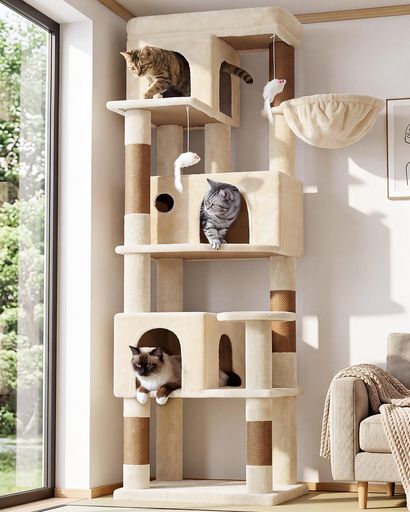 スクラッチ 【多頭飼い家庭に優しい】F66キャットタワーは、多頭飼い家庭にとても親切で、広々とした最上段のプラットフォーム、3つの猫ハウス、そしてハンギングバスケットと猫ジャンブプラットフォームを備えており、それぞれの猫が遊んだりくつろいだりするための自分だけのスペースをしっかり確保できるようになっています。 【3つのネコハウス】キャットタワーの上部、中部、下部には計3つのキャットハウスを配置。それぞれの猫ハウスは、猫ちゃんが安心して休めるプライベートな空間となるよう、細心の設計を施しています。複数匹の猫ちゃんがいる家庭で縄張り意識を和らげ、猫ちゃんがゆったりと自分だけの小さな世界を楽しめます。 【回転式ハンギングバスケット】このコンパクトのキャットタワーは、柔らかくふかふかの毛足の布地を使用した円形バスケットが装備されています。猫ちゃんが丸くなってくつろいだり、ゆっくり休んだりするのに最適です。さらにバスケットは回転可能で、配置場所の状況や猫ちゃんの好みに合わせて方向を自由に調整できる。 【コーナーに設置可能】このスリムなキャットタワーは、部屋のコーナーに合理的な配置できます。