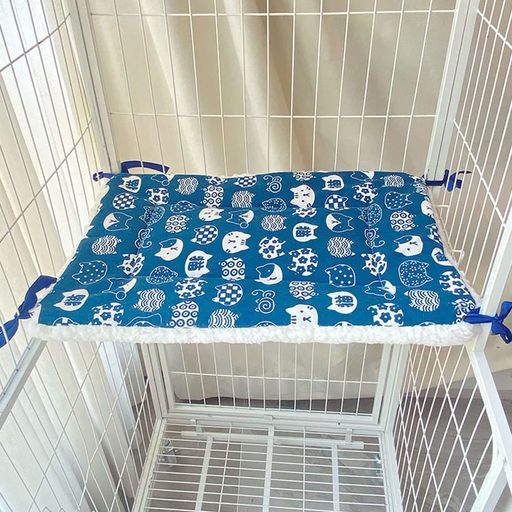 インドア 🐈【ケージに結ぶだけでズレない!】ひも付きふわふわスクエア型ペットマットで、お留守番中もケージやサークルの中でまったり過ごします8分音符紐が4か所付いているので、ケージや椅子などにしっかり結んで固定でき、安定感の良いマットタイプです。にゃんこが上がったり下りたりしても落ちる心配がないので安心。キャンバス生地なので、爪も引っかかりにくい、耐久性にも優れています。 🐈【リバーシブル一年中使える💗】さらっとした肌触りのリネンキャンバスの柄面とフワフワぬくぬくボア面のリバーシブル仕様なので、一年中快適に使えるペットマットです。肌寒い季節に冬用のもけもけあったか面にして、ふわっとした毛足でずっと触れていたくなる柔らかさで、フミフミが止まらないよ~暖かくなったら、かわいい柄面に変えられて、夏場もスヤスヤ眠ります。 🐈【使いやすい四角い形】フラットなスクエア型の猫・犬用クッションなので、ケージ内の棚や天井にぴったり。お部屋や木製ベッド、サークル内にも置きやすく、いつも使っているベッドの中に敷いて使うのもおすすめ!程よい厚みがあるので、棚板の硬い冷たい感じが伝わらず、ふわふわで柔らかいので、とても寝心地が良いです。