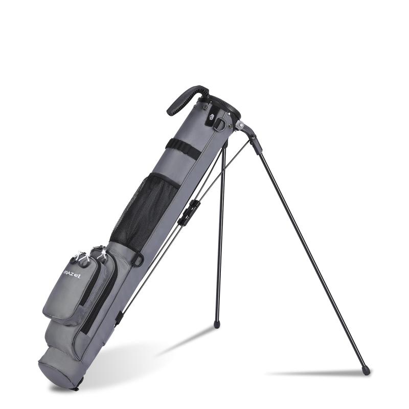MAZEL (マゼル) ゴルフ セルフスタンド クラブケース 超軽量 大容量収納 フード・ポケット付き 8本収納 メンズ レディース軽量＆持ち運び楽々: 重量わずか1.04kgの超軽量設計。トップハンドルと調節可能なショルダーストラップで、練習場からショートコースまで2WAY運搬可能。パー3コースやエグゼクティブコースでの快適なラウンドに最適です。収納力＆整理整頓: 2ウェイディバイダーでクラブ8本まで衝突防止＆整理保持。ジッパーポケット2個＋メッシュポケットで、ボール/ティー/貴重品などをすっきり収納。小物管理のストレスを解消します。安定性抜群スタンド機構: 非滑りベース＋自動折り畳みスタンド脚のダブルサポートで、傾斜地でも安定設置。クラブを拾う際は脚が自動で収納され、スムーズなプレーを実現します。プロ仕様の耐久性: 高密度900Dナイロン採用で耐摩耗性・耐荷重性を両立。練習場での頻繁な使用やコースでの過酷な条件にも耐える、長寿命設計のプレミアムバッグです。ユニバーサルサイズ: **縦33.5インチ（約85cm）×横4.7インチ（約12cm）**のコンパクトボディ。男性女性問わず使いやすいシンプルデザインで、初めての方にもおすすめです。
