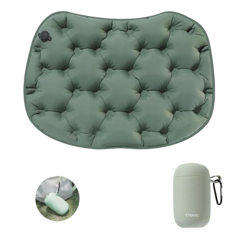 JYSFOVRLV エアークッション 2 イン 1 エアポンプ機能付き 折りたたみマット 登山カラビナ付き 収納後 11×6.2cm キャンプ座布団 アウトドア 飛行機用 体圧分散 レジャーシート