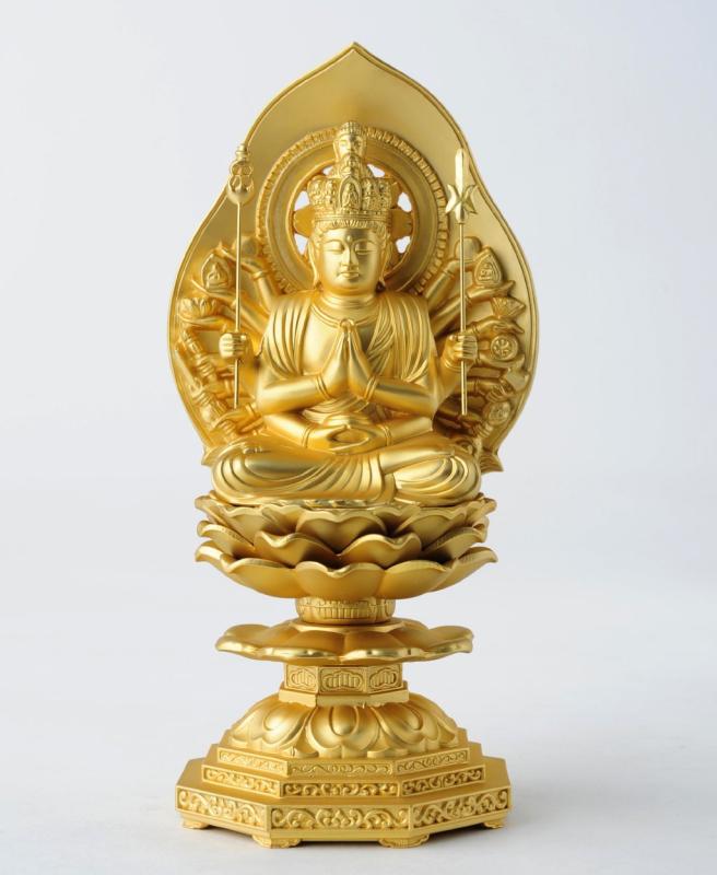 仏像 千手観音菩薩 15.5cm(金メッキ/24金） 仏師：牧田秀雲 原型＿（子年生まれ）十二支守り本尊 干支 高岡銅器(せんじゅかんのんぼさつ)シリーズ：十二支の守護本尊（純金メッキ仕上げ）　約15cm 省スペースでも安置のしやすいコンパクトサイズ本体サイズ：高さ15.5×幅7.5×奥行6.5cm （身丈7.7cm)　重さ：750g材質：合金製（仏師 牧田秀雲 原型）　純金メッキ仕上げ　【高岡銅器/日本製製品内容：本体　化粧箱入子(ねずみ)年生まれのお守り本尊　こちらは金属製の国産鋳造仏です。趣きあるインテリアとして、また心のよりどころとして、日々の暮らしの中でお楽しみ頂けるサイズとなります。