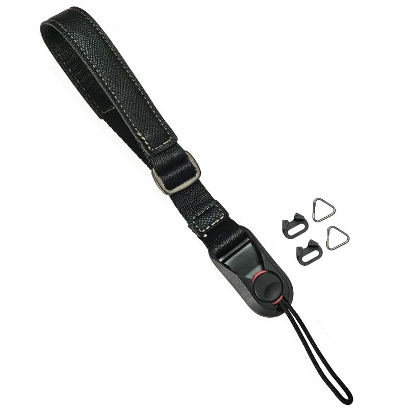 [Oumino] カメラストラップ カメラ ハンドストラップ リストストラップ クイックリリース 一眼レフ・ミラーレス用三角リングが付き 極太 調節可能 落下防止【商品仕様】商品内容：ハンドストラップx1、三角リングx2。リストストラップの長さは約29~35cmに調整でき、太さは2cmです。重さは約23gです。耐荷重は約20kgです。【調整可能】カメラストラップは長さを自由に調節でき、どんな手首のサイズにもぴったりフィットします。ストラップが手首に固定されるので、カメラを落とす心配がありません。【アンカー設計】カメラハンドストラップにはクイックリリースバックル（早脱バックル）が付いており、ボタンを軽く押すだけでカメラを簡単に取り外せます。さらに、高強度ファイバーを使用したストラップは最大20kgまで耐荷重可能で、市販のほとんどのカメラに対応しています。【丈夫で快適】カメラリストストラップは人工皮革と高品質ポリエステルを組み合わせて作られており、肌触りが良く、通気性に優れているので快適に装着できます。さらに耐久性に優れ、お手入れも簡単です。シンプルで洗練されたデザインは、男女問わずおしゃれに使える上、どんなスタイルにも馴染みます。【対応機種】三角リング付き、各型番の一眼レフ・ミラーレスなどにも安心して使用することができます。