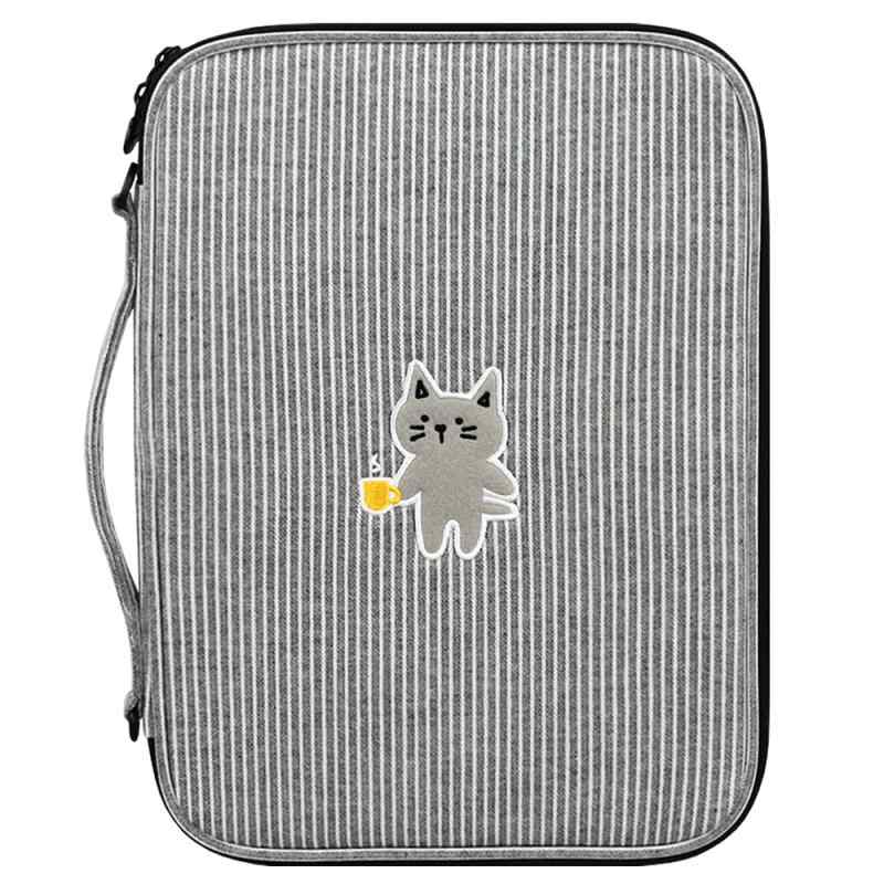 キムハチャン ストライプ キティ タブレット ラップトップ ポーチ 11インチ[🐈‍⬛ヴィンテージ感あるデザイン] 落ち着いた色合いとストライプ柄が魅力的な、kimhachan シグネチャー タブレットポーチ。シンプルながら...