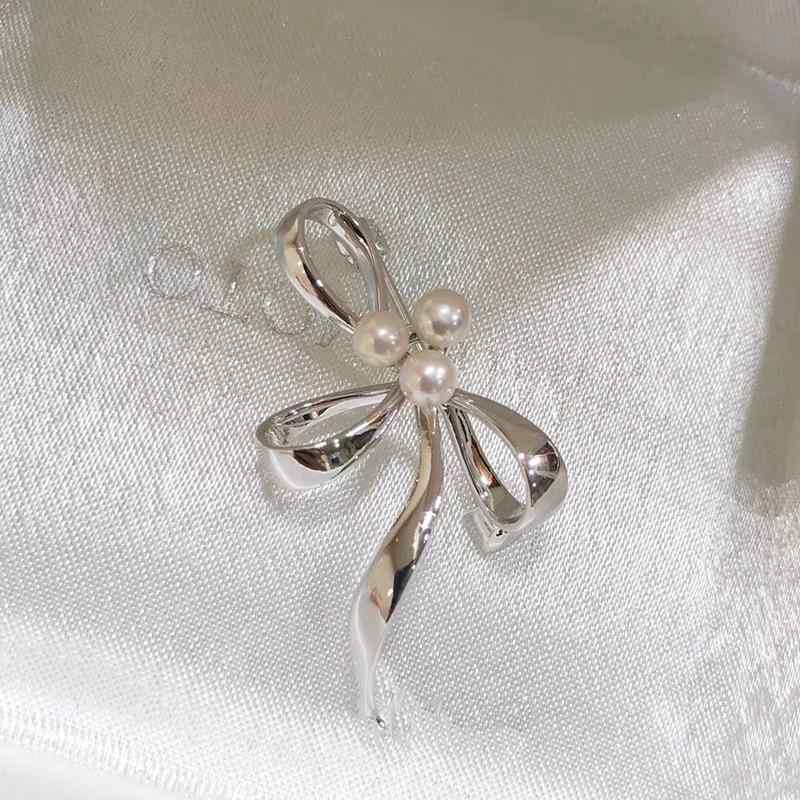 メンズ ブローチ 蝶結び パール 胸花 スーツ用 防走光 ピン ファッション スタイリ...