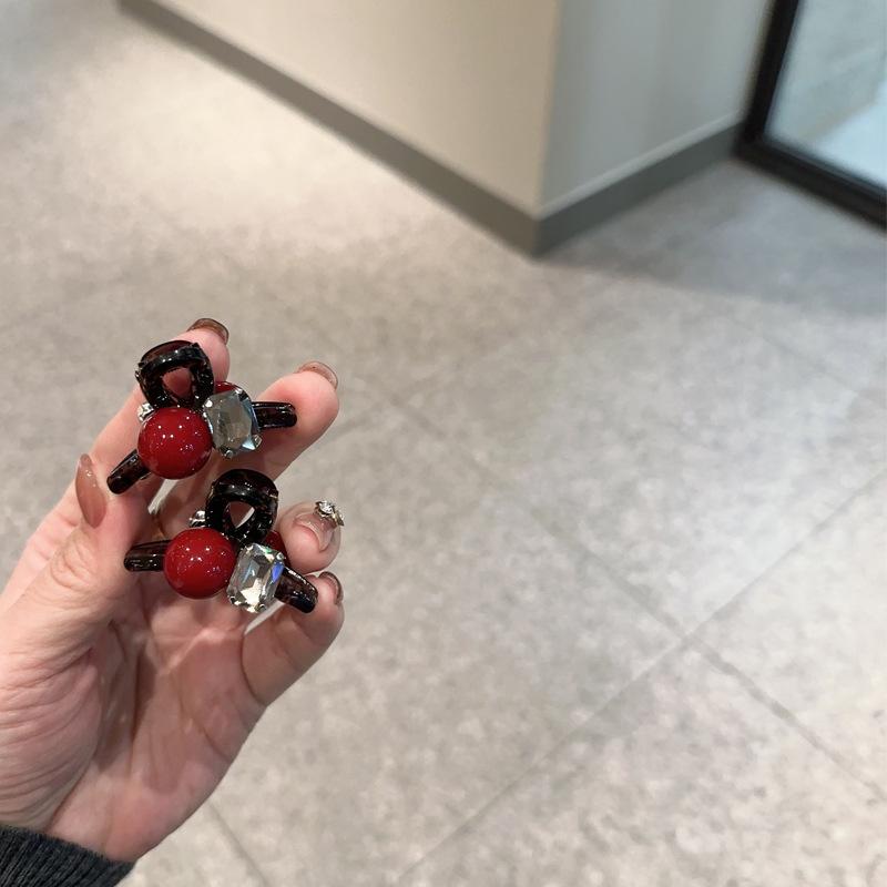 ヘアクリップ レディース 赤 パール付き 小型 ハーフアップ ポニーテール 前髪固定 プリンセススタイル かわいい 高級感 日常使い 軽量 シンプル