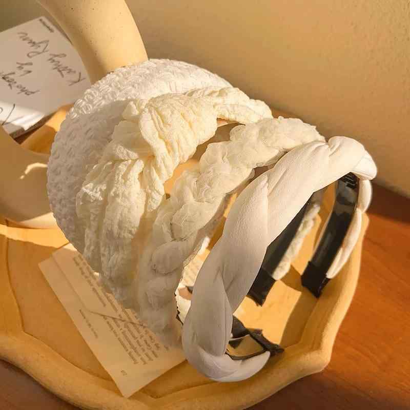 カチューシャ レディース ヘアアクセサリー 幅広 スポンジ ホワイト シンプル 高見え 髪飾り 髪留め ヘッドドレス ヘアバンド 大人 かわいい おしゃれ お出かけ 普段使い カジュアル ガーリー 大人かわいい フェミニン 上品 無地 軽量 オールシーズン