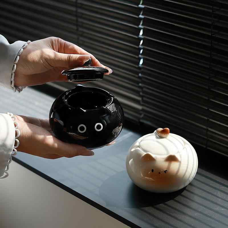 灰皿 卓上用 蓋付き 陶器製 かわいい シャム猫 デザイン おしゃれ インテリア 雑貨 灰飛ばない 防風 小物入れ 収納ケース リビング オフィス デスク周り 癒し系 置物 オブジェ 高級感のある質感 シンプル モダン ギフト 贈り物 整理整頓 喫煙具 creativeglobal01-10183621 クリエイティブグローバル パッケージ画像