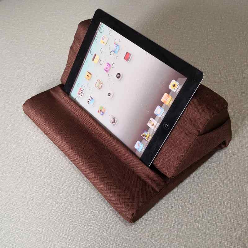 タブレットスタンド スマホホルダー 折りたたみ式 読書用枕 角度調整 ノートパソコン用 作業台 卓上 持ち運び可能 軽量 コンパクト 滑り止め 姿勢矯正 デスクワーク 在宅勤務 リモートワーク クッション材 安定感 読書スタンド 描きやすい 描画用 デジ creativeglobal01-10183848 クリエイティブグローバル パッケージ画像