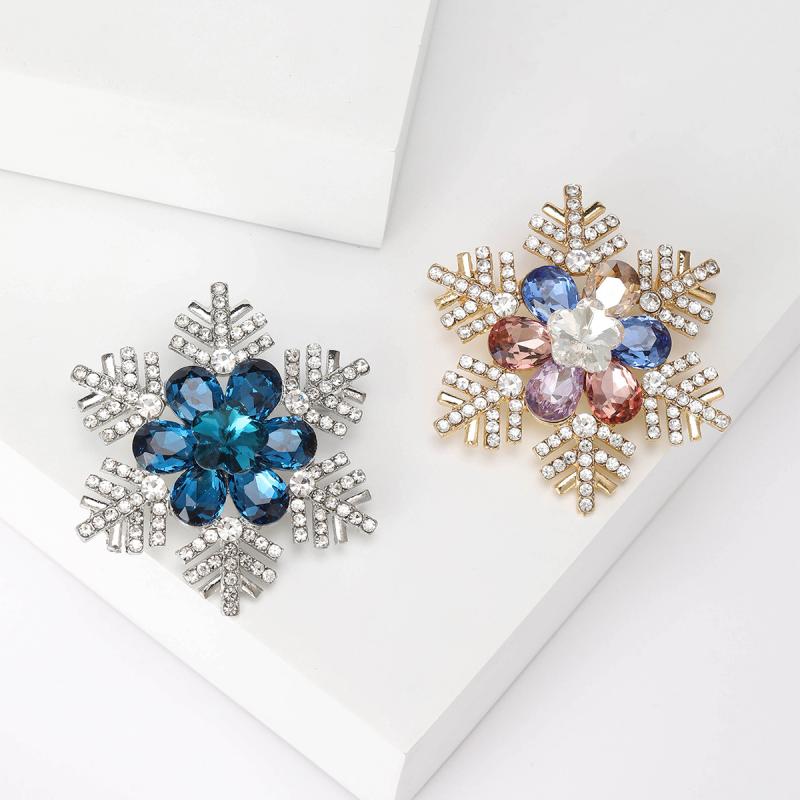 ブローチ レディース アクセサリー 花モチーフ ジルコニア 雪の結晶 雪花 デザイン 高品質 真鍮 ジュエリー 高級感 上品 おしゃれ 大人 かわいい 通勤用 普段使い フォーマル パーティー デート 贈り物 ギフト 華やか ラグジュアリー エレガント