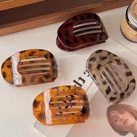 ヘアクリップ レディース バレッタ 髪留め 髪飾り マット 楕円形 オーバル フラットタイプ シンプル フランス風 おしゃれ 大サイズ 曲線デザイン カーブ 快適な装着感 髪留めクリップ 跡がつきにくい ヘアアクセサリー 上品 高級感 きれいめ フェミニ