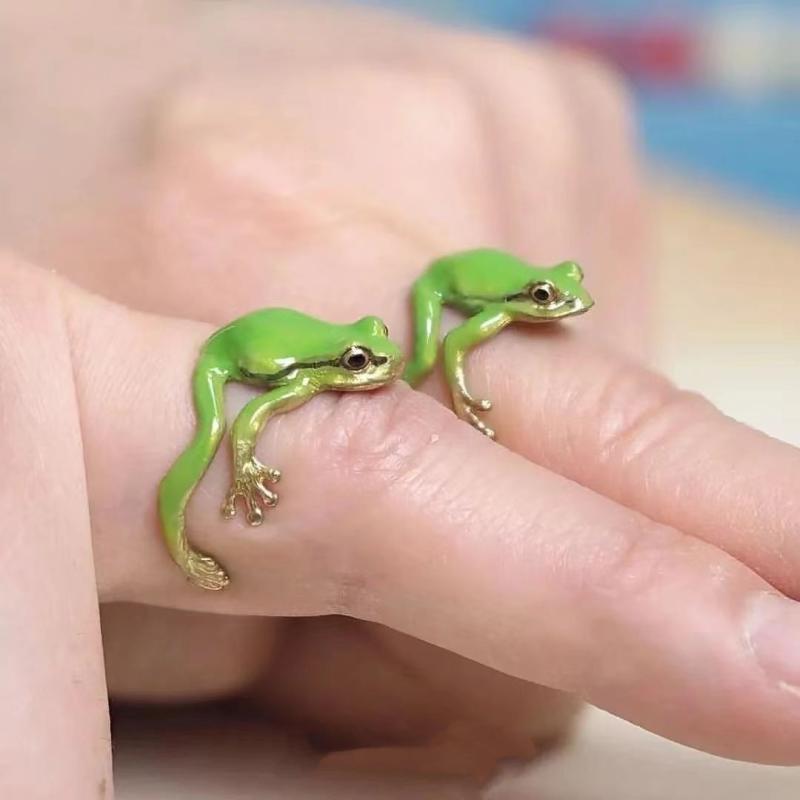 指輪 レディース メンズ カエル 個性的 かわいい おしゃれ オープンリング フリーサイズ シルバー アクセサリー ジュエリー ギフト 普段使い 記念日 贈り物 人気 流行 プレゼント ファッション 小物 デザインリング 動物モチーフ グリーン系 アニマ