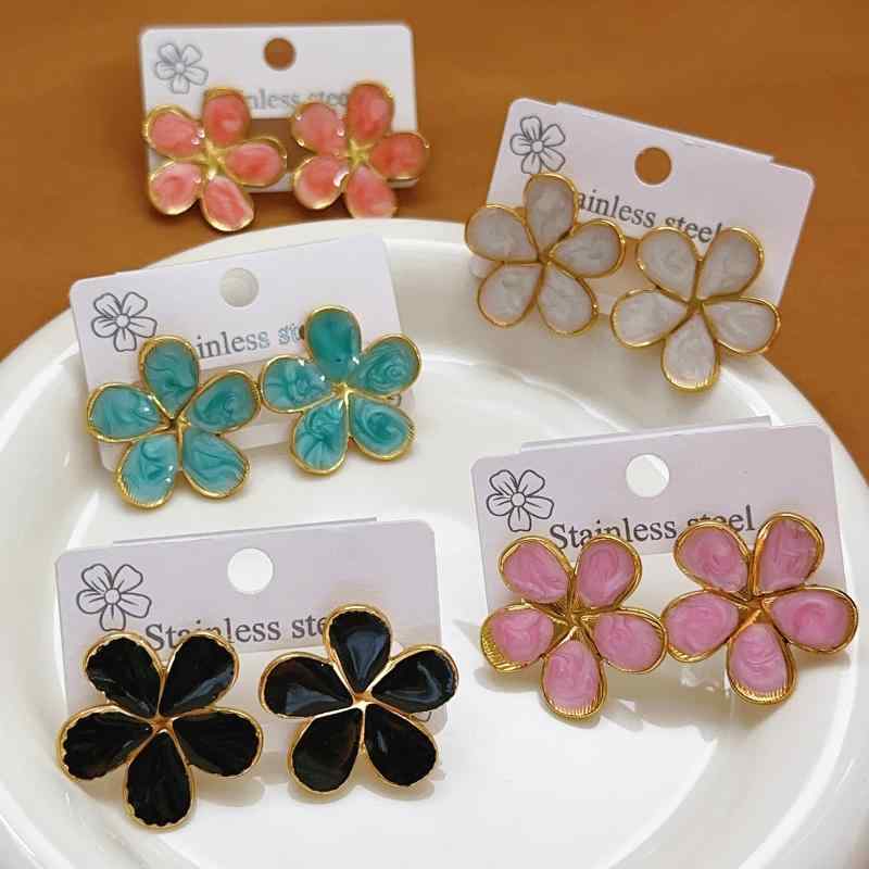 ピアス レディース アクセサリー 金属花朵 梅花型 花びら レトロ ヴィンテージ感 カラフル かわいい 耳飾り ステンレス素材 耐久性 スタッドピアス 耳元アクセ 大人かわいい おしゃれ シンプル デザイン お出かけ 普段使い カジュアルスタイル デイリー