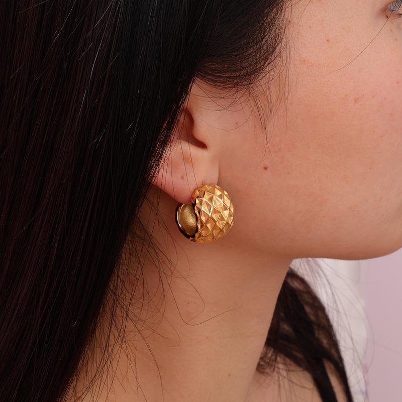 ピアス レディース アクセサリー ジュエリー 欧米 レトロ シンプル デザイン チタン鋼製 半円形 不規則 菱形 パイナップル格子 18K金メッキ C型 フープピアス ゴールド 耳飾り 高級感 おしゃれ かわいい パーティー デイリー使い 通勤用 アウト