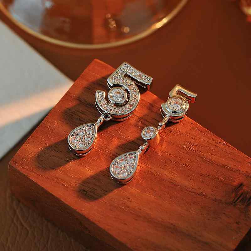ピアス レディース アクセサリー おしゃれ ジルコニア 揺れる 耳飾り アシンメトリー 数字 5 モチーフ 水滴型 高見え 高級感 ゴージャス エレガント 大人かわいい パーティー お呼ばれ デート 上品 きれいめ シンプル シルバー ゴールド キラキラ