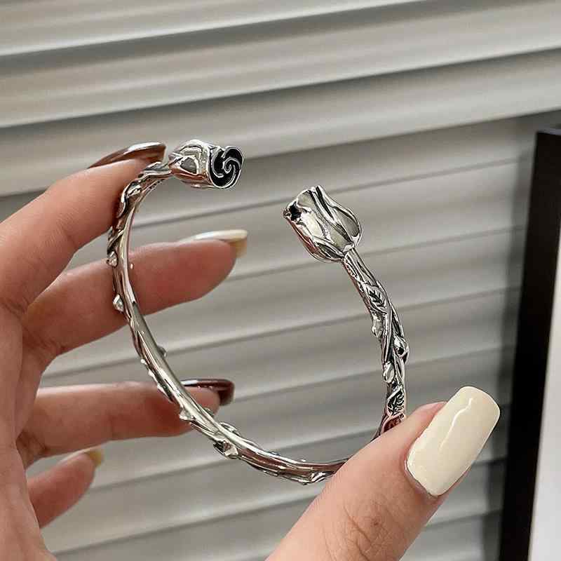 ブレスレット レディース 女性用 バングル 腕輪 アクセサリー 荊棘 ローズ バラモチーフ トゲ 個性的 ヒップホップ パンク系 スタイル ストリート系 ファッション ジュエリー シルバーカラー 錆びにくい 耐久性 存在感 高級感 おしゃれ かわいい 韓