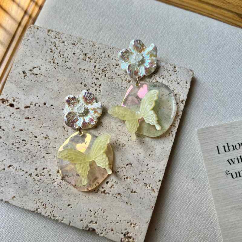 ピアス レディース 蝶々 黄色系 揺れる ゴールド 高級感 おしゃれ かわいい イヤリング 上品 華やか アクセサリー 耳飾り 普段使い デート パーティー 結婚式 お呼ばれ 通勤 通学 シンプル エレガント 大人女子 大人かわいい フェミニン カジュア