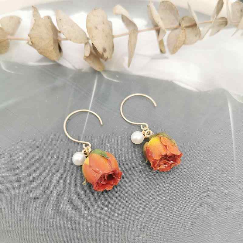 ピアス レディース フラワー 花 薔薇 リアル 本物 バラ 植物モチーフ ショート丈 かわいい おしゃれ 大人かわいい 気質 透明感 清潔感 清楚系 エレガント 揺れる 雫型 樹脂加工 耳飾り アクセサリー ジュエリー デート パーティー お呼ばれ 上品
