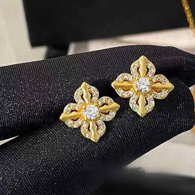 ピアス レディース アクセサリー 金剛杵モチーフ 花絲細工 ゴールドカラー ジュエリー ジルコニア 宝石付き 高級感 おしゃれ 華やか 通勤用 普段使い デート用 お出かけ用 エレガント 軽やか 存在感 輝き ギフト用 贈り物 オシャレ カジュアル ファ