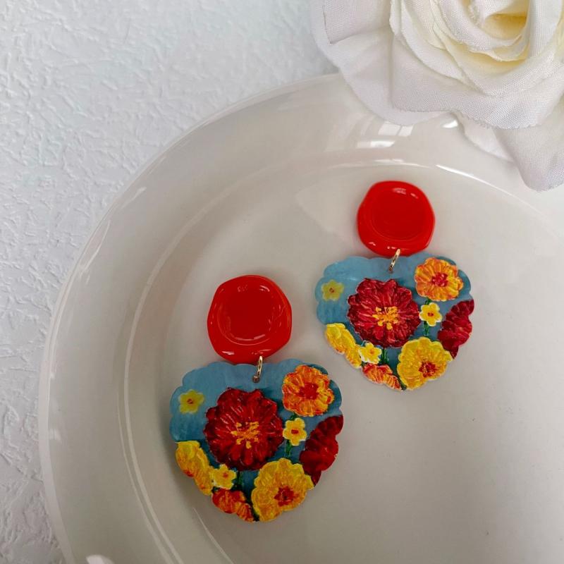ピアス レディース 秋冬 揺れる かわいい イヤリング フラワーモチーフ 樹脂製 お花 リアルな質感 オレンジ系 花畑 花柄 華やか 暖かみ 上品 フェミニン 大人かわいい 耳飾り 飾り 耳元 おしゃれ オシャレ アクセサリー 季節感 装飾品 パーティー