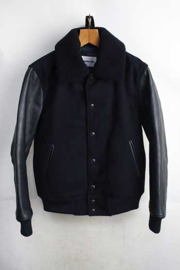 【商品説明】monkey time モンキータイムby ユナイテッドアローズボアカラー アワードジャケット（袖 レザー スタジャン）。色は濃紺です。取り外し可能なムートンボア衿を搭載したアワードジャケット（スタジャン）です。襟はリアルムートンで、袖革は牛革です！ボディーは目の詰まったメルトン（ウール65%、ポリエステル35%）です。大変しっかりとした作りのお品です！品番は1286-199-0182、定価¥35,200円のお品です。【サイズ】表記【S】です。《詳細》着丈(前)64cm/(後ろ)60cm、身幅49.5cm、肩幅44cm、袖丈59cmです。【状態】全体的に使用感があります。気になる所はぜひご質問下さい。ご使用のブラウザーにより多少の色の違いが生じる場合があります。上質monkey time モンキータイムボアカラー アワードジャケット（袖 レザー スタジャン） 大変しっかりとした作りのお品です！！ 1. 色は濃紺です。 2. 襟ムートンの取り外し可能です。 3. 袖先部分です。 4. ポケット部分です。 5. インナーです。 6. タグです。