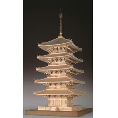 ■ 建築1/75　興福寺 五重塔 【商品説明】 興福寺 五重の塔 興福寺は平城京に都が移された翌年の710年に、藤原氏の氏寺として建立された。 広大な寺域に大伽藍がたち、更に光明、元正天皇により北円堂、聖武天皇によって東金堂、 光明皇后が五重の塔と西金堂をそれぞれ建立した。藤原氏の隆盛とともに栄えた興福寺は、 1180年源頼朝の反平家挙兵に参加したため平家の焼打ちにあい、堂塔のほとんどが失われた がまもなく復興し、中世には大和守護職の実権を握り大和を支配する数万の僧兵をも抱えていた。 ところが2回の大火で寺は焼失、寺運は衰え、明治維新に五重の塔を売る話まで出たことは 有名である。五重の塔は、興福寺の建物の中で最もよく知られた建築物で、猿沢池に影を写す 景観は古都奈良を象徴して有名である。現在の塔は1426年に完成した純和様の手法にしたがった 六代目の塔。50.1メートルもある大きな塔は室町時代の代表的遺構で、全国で二番目に高い。 キットの特徴 レーザー彫刻機を用いた最先端の木工技術と専門の職人の手による丁寧な部品加工が、 高品質で組立てやすい精密模型を生み出しています。また木の持つ自然な色が優美で 気品のある塔を表現しています。 仕様 ＜製品仕様＞ 完成サイズ　全幅：343mm　奥行：343mm　全高：705mm 材質等　ヒノキ・シナ等の天然木　金属（ソフトメタル） 　　　　■木製レ-ザ-部品　23種　■木製部品 104種　■金属部品13種 付属品　組立説明書 製作参考時間　180時間 完成重量　2,300g 原産国　日本 ※画像は完成イメージになります。 ※制作に必要な道具・塗料などは含まれておりません。