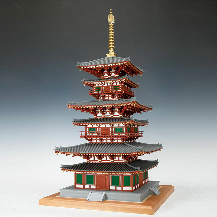 ■ 1/75 薬師寺 西塔 【商品説明】 建築 製作参考時間：50時間 全幅：260mm 奥行：260mm 全高：480mm（飾り台含む） 薬師寺は、日本で初めて東西に二つの塔を建立した双塔式伽藍です。 西塔は1528年に享禄の兵火により焼失しましたが、昭和56年（1981）創建当初の鮮やかな朱色と東塔にはない緑色の連子窓、そして金色の飾り金具が施された姿に再建され現在に至ります。 国宝の東塔と並んで建つ風景は、薬師寺最大の特徴であり、二つの塔の色彩のコントラストも美しいです。 【キットについて】 六重の塔とも取れる複雑で精緻な三重の塔を木製加工部品を主体に相輪部の宝珠・水煙・九輪・西塔の特徴である豊富な飾り金具など、精巧な金属部品を加えて表現しています。 付属の塗料（一部別売）で塗装を施せば色鮮やかな西塔が完成。 分かりやすいカラー説明書がしっかりとサポートします。 木製レーザー部品36種、木製部品63種、金属部品9種 材質：ヒノキ・アガチス等の天然木、金属 付属品：カラー組立説明書、型紙、一部塗料、他 完成重量：1,100g 【付属塗料】 リキテックス チタニウムホワイト‥‥1本（白壁） リキテックス ニュートラルグレー‥‥2本（屋根瓦） リキテックス レッドオキサイド‥‥2本（垂木・その他） リキテックス フタログリーンイエローシェード‥‥1本（連子窓） JAN：4560134352803