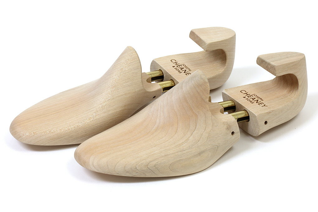 ■JOSEPH　4436LAST　SHOE　TREE 全ての工程を自社工場で行い"PURELY MADE IN ENGLAND"を貫く、 英国ノーザンプトンの老舗ブランド「ジョセフ　チーニー」の4436ラスト専用シューツリーです。 「CAIRNGORM（ケンゴン）」など、4436ラストの靴にピッタリとはまり、 ダブルチューブで均等にテンションがかかることでアッパーの履き崩れや履きジワを伸ばします。 頑丈なメープル素材を使用し、ニスを塗らないことで自然本来の吸湿効果を維持し、靴を蒸れから守ります。 ※こちらの商品のサイズ交換は、一回まで送料無料にて交換いたします。 但し、お客様から当店に商品をご返送頂く場合の送料は、お客様ご負担にてお願い致します。 ※できるだけ忠実に再現するよう努力しておりますが、ディスプレイ画面等の環境上、ページで見た色と実際の商品の色とは多少違う場合がございます。予めご了承下さい。