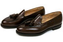 ■モデル紹介　　 -CROCKETT＆JONES　CAVENDISH- 英国の老舗ブランド「クロケット＆ジョーンズ」のタッセルローファー、「キャベンディシュ（CAVENDISH）」の当店別注モデルです。 ラウンドトゥのクラシカルな定番ラスト、「325」を使用したモデルで、アメリカンなイメージの強いデザインを丁寧な作り込みとフォルムによって、英国調のスマートな印象に仕上げています。 アウトソールには「ダイナイト・ブランド」で知られる、英国ハルボロラバー社の新作「シティソール」を採用し、従来の「ダイナイトソール」と同じく、側面からの突起を抑えた形状と、積み上げヒールを組み合わせた、ドレス感の強い印象になっています。 「シティソール」は従来の「ダイナイトソール」と比較して、より柔らかなゴム質と突起部分の”溝”がもたらすグリップ力が特徴で、その名の通り「タウンユース」に最適化されたソールとなっています。 スリッポンのリラックスしたイメージに、英国調のエレガントな雰囲気がバランス良く調和し、雨天時にも活躍できる、軽快かつクラシックな魅力と使い勝手を兼ね備えた1足です。 ※こちらの商品のサイズ交換は、 一回まで送料無料にて 交換いたします。 但し、お客様から当店に商品をご返送頂く場合の送料は、お客様ご負担にてお願い致します。 ■製品詳細 原産国 イギリス アッパー Dark BrownBurnish Calf ソール City Sole (Dainite) ラスト 325 ワイズ E 製法 グッドイヤーウェルテッド製法 ■ブランド紹介　 　-CROCKETT &amp; JONES　クロケット＆ジョーンズ- 1879年に英国・ノーザンプトンでチャールズ・ジョーンズとその義弟ジェームス・クロケットによって設立された、英国靴を語る上でなくてはならないブランド。現在もジョナサン・ジョーンズ社長による家族経営が引き継がれている。 「ポロラルフローレン」や「ポール・スミス」向けのOEM製品やダブルネームの靴を手掛ける事でも有名。 クロケット＆ジョーンズには最も高い品質を誇り、工程のほとんどを手作業で行う「ハンドグレード」、コンビシューズやウィングチップシューズなど、よりファッショナブルなデザインを扱う「メイングレード」の2つのラインが存在する。 CROCKETT　＆　JONES　サイズ表 5 1/2 6 6 1/2 7 24cm 24.5cm 25cm 25.5cm 7 1/2 8 8 1/2 9 26cm 26.5cm 27cm 27.5cm ■アウトソール寸法　（単位：cm） &nbsp; 全長 最大幅 5 1/2 27.6 9.9 6 28.1 10 6 1/2 28.6 10.1 7 29.1 10.3 7 1/2 29.4 10.5 8 29.9 10.5 8 1/2 30.3 10.5 ※できるだけ忠実に再現するよう努力しておりますが、ディスプレイ画面等の環境上、ページで見た色と実際の商品の色とは多少違う場合がございます。予めご了承下さい。　