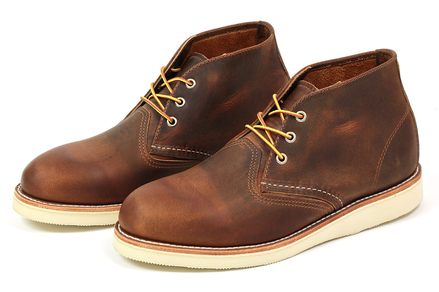■モデル紹介　-REDWING　RW3137- 屋内作業用に作られたレッドウィングブーツをルーツにもつモデルです。 ポストマンと同じ210番ラストに、跪く軽作業にも適した柔軟でクッション性もあるアトラストレッド・ソールの組み合わせは軽量かつ快適な履き心地です。 くるぶし丈の3アイレットで脱ぎ履きもしやすく、短靴の持つ軽快さとワークブーツの機能を併せ持った現代のライフスタイルにぴったりの靴だと言えます。 ※できるだけ忠実に再現するよう努力しておりますが、ディスプレイ画面等の環境上、ページで見た色と実際の商品の色とは多少違う場合がございます。予めご了承下さい。　