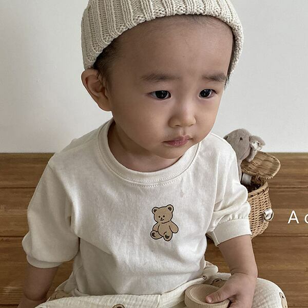 商品情報カラーアイボリー素材/材質コットン100%サイズ/寸法►サイズS(0~1歳),M(1~2歳),L(2~3歳),XL(3~4歳),XXL(4~5歳)►サイズ詳細　　S：着丈29cm／肩幅26cm／身幅27cm／袖丈19cm　　M：着丈33cm／肩幅29cm／身幅30cm／袖丈21cm　　L：着丈36cm／肩幅32cm／身幅32cm／袖丈25cm　XL：着丈38cm／肩幅33cm／身幅35cm／袖丈29cmXXL：着丈40cm／肩幅35cm／身幅37cm／袖丈32.5cm注意・原則お客様のご都合による返品、交換を承っておりません。注文後のキャンセル、カラーやサイズ間違いなどの注文内容変更は対応できかねませんのでご了承ください。・サイズ感など詳細の確認は購入前にお問合わせください。・他店同時販売商品がある為、やむを得ず注文後に在庫切れのお知らせとなる場合がございます。その場合ご返金対応(支払い済の場合)させて頂きますのでご了承下さい。・モデル写真やイメージ写真はお使いのモニター環境により色が異なって見える場合がございます。・海外製品のため、縫製や仕立てに若干の甘さがある事がございます。ご理解いただける方のみご購入お願いいたします。その他ご不明な点等ございましたらお気軽にお問い合わせください。【SALE中★20％OFF】くま長袖Tシャツ 韓国子供服 ワンポイント ベア ホワイト ベージュ 韓国 子供服 韓国子ども服 男の子 女の子 コットン キッズ ベビー ファッション 70 80 90 100 110 120 おすすめ 人気 かわいい おしゃれ Aosta CR&W くま長袖Tシャツ 韓国子供服 ワンポイント ベア ホワイト ベージュ 9