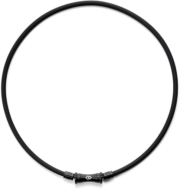 ネックレス・マットブラック L(47) ABARV53・・Size:L(47)・ネックレスループ部分樹脂コーティング磁石 (55ミリテスラを10mm間隔でN極S極交互配列)トップ・ジョイントSUS316L （イオンプレーティング）　　ジョイント内部POM「TAOネックレス RAFFI」からオールブラックのNewカラー「マットブラック」が登場。トップとジョイントには耐食性が高いSUS316Lを使用。密着性の高いイオンプレーティングによるカラーリングと、ブラスト加工によるマット感がより上品なブラックを演出します。ネックループ全体には55ミリテスラの磁石がコラントッテ独自のN極S極交互配列で10mm間隔に配置されています。そのためループ全体からの磁力が広範囲に影響し、装着部位の血行を改善、コリを緩和します。