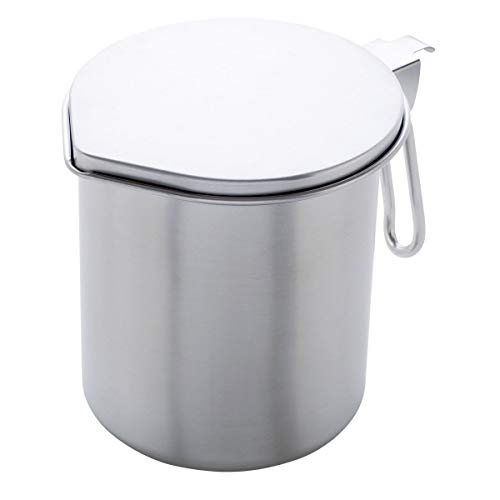 オイルポット(900ml)・ 900 A-77198・・Style:オイルポット(900ml)PatternName:単品・素材・材質:本体/ナイロン ステンレス鋼 網皿 ろ過器 蓋/ステンレス鋼 活性炭カートリッジ/木質系活性炭 布/レーヨン・サイズ:全長/約19.0cm 全幅/約14.5cm・パッケージ重量: 0.58 kg・サイズ: 900燕産オールステンレス製のオイルポット 適正容量は900mlで蓋を外すことなく油を注ぐことができる 活性炭カートリッジ付き 不織布フィルターが網皿で取り切れない揚げカス等をキャッチし、活性炭フィルターが細かい不純物やにおい分子を強力吸収 不織布フィルター部は表面の目詰まりがしにくいエンボス構造 蓋の開口部が大きく開くため、フライパンの油を入れすぎたときなど手を離さずにそのまま油に戻すことができる 注ぎ口は注いだ油が戻る二重構造のため、油が容器の外へ垂れることがない 活性炭カートリッジ1個の使用目安は約10回分