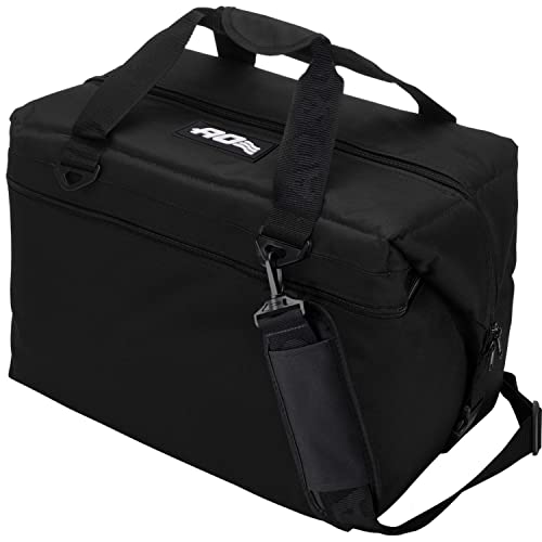 バッグ・トート型・ブラック 45.4L AO48BK・・Color:ブラック・サイズ:幅53×高さ33×奥行33cm・重量:2085g・容量:45L・材質 : ナイロン、ポリエチレン、ポリエステル、熱可塑性ポリウレタン 、ポリウレタン・5年：の対応には付属の書が必要となります。アメリカ発、アウトドアユーザーに選ばれる高性能クーラーバッグブランド『AO Coolers』が日本上陸。 ●キャンバスシリーズはAO Coolersで人気の定番シリーズ。素材はウォーターベッドや地面に設置するプールなどにも使われている素材と同じ高品質なTPUライナーを採用。 内部の断熱材は厚み1.9cm、高密度の独立気泡フォームを使用しています。この素材の組み合わせにより、サイズによっては氷なら外気温49℃の中で約24時間維持できる程、驚異の保冷力を発揮します。 シンプルなデザインからアウトドアのみならず様々なシーンでご利用頂けるソフトクーラーです。 ●「AO Coolers」が選ばれるポイント 1.常識を超える保冷力:厚みのある断熱材だから実現できるハードクーラーにも負けない保冷力は、あなたの常識を超えること間違いないでしょう。 2.軽量:約1kg~2kg未満のその軽さは、アウトドアや釣り、スポーツやちょっとした買い物など、あらゆるシーンで使用可能です。 ●参考データ/ペットボトル収納可能数 キャンバスソフトクーラー 6パック:350ml×6缶+0.9kgの氷 キャンバスソフトクーラー 12パック:350ml×12缶+2.2kgの氷 キャンバスソフトクーラー 24パック:350ml×24缶+6.3kgの氷 キャンバスソフトクーラー36パック:350ml缶×36本+6.3kg キャンバスソフトクーラー 48パック:350ml×48缶+11.3kg ●安心の5年間 インナーには環境問題に対応しリサイクル性にも優れた、人にやさしいTPU樹脂素材を使用。保護力、耐久性にも兼ね備えています。 材質・製造が原因で起きる水漏れが認められた場合において同一商品と交換させていただきます。同一商品の販売が終了している場合は、同等商品と交換さsていただきます。 日本国内の店から直接購入された製品で、書及び購入を証明できるレシート等をお持ちの方に限ります。