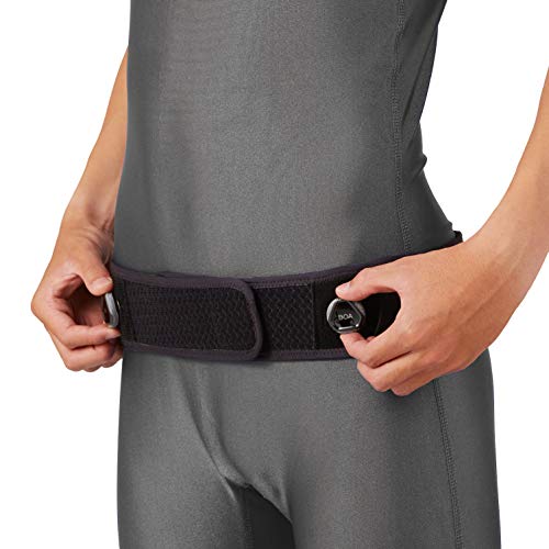 骨盤専用(ペルヴィロック)・ブラック LL 383104・・Size:LLStyle:骨盤専用(ペルヴィロック)・骨盤サポーター(スポーツ全般/ブラック/単品)・骨盤を安定させるショートタイプ。ダイヤルを回して締めることで簡単に思い通りのサポート力を得ることが可能。・サイズ・サイズ目安:Lサイズ/腰周り91cm-99cm・素材:ポリエステル・ナイロン・ポリウレタン・クロロプレンゴム・ポリカーボネート・ポリアセタール・TPC・ガラス繊維入りナイロン・ガラス繊維入りポリアセタール・ステンレス・腰骨の出ている部分を目安に腰周りを測ってお選び下さい。【ペルヴィロック 骨盤サポート(動きやすさ重視)】ダイヤルで骨盤を安定させるショートタイプ ダイヤルを回して、骨盤を思いのままにサポート。 しっかりと固定しながらも前屈・回旋など自在に動けます。 【Mサイズ】腰まわり83cm~91cm 腸骨(腰骨の出ている部分)を目安に腰回りを測って(計測位置がさかいになった場合は大きい方のサイズを)お選びください。 【Boaフィットシステム採用】本体2箇所にBoaフィットシステムを搭載。ダイヤルを回して締める事で、簡単に思い通りのサポート力を得ることができます。 【骨盤の形状に的確にフィット】設計に3D人体計測データを採用することで、骨盤まわりの形状に的確にフィットします。 【動きによるズレを抑制】ウレタン特有のグリップ力を活かした生地が薄さと通気性を保ちつつ、ズレあがりを抑制。さらに本体内側にすべりどめテープを採用。 【前屈・回旋の動きを妨げない】ベルト本体の幅を狭くすることで、的確なサポートをしながら、ダイナミックな動きに対応できます。 【シンプルな設計】本体外側にストラップカバーを配置することで、装着時にストラップが隠れるシンプルな設計にしています。