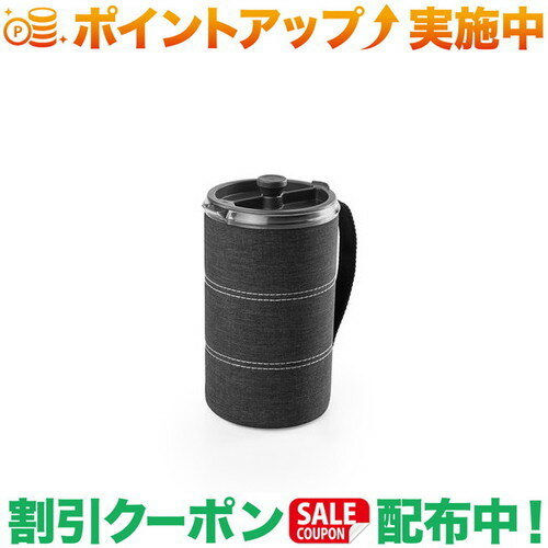 ■SPEC■・サイズ：114mm×107mm×196mm・重要：292g・容量：887ml・素材：コポリエステルGSI ジーエスアイ 30oz ジャバプレスはシリコーンリングプランジャーのデザインにより、コーヒーの泡立ちを抑え、風味豊かなコーヒーや紅茶をお楽しみいただけるジャバプレスです。二重壁の断熱蓋とバリスティックナイロンで包まれたコージーが、抽出中もサーブしている間も温度をキープします。BPAフリーカラフェは軽量で飛散しにくいので、どこでもフレンチプレスコーヒーを楽しむことができます。出品商品の在庫について当店ならびに仕入先に在庫のある商品を出品しています。当店に在庫が無かった場合、メーカーお取寄せ後の発送になる場合がございます。多店舗販売、入荷数が少ない商品、ご注文をいただいた後に仕入先に手配する商品もございますのでご注文をいただいても、納期遅延や在庫を切らしている場合がございます。その際はメールにてご連絡させていただきます。品切れの際はご容赦下さいませ。