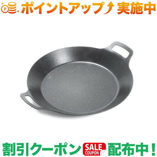 食材が焦げ付きにくい設計イノーブルコーティングにより食材がこびりつきにくく、油をひかなくても焦げ付きにくい設計です。焼き始めから食材がスムーズに動きやすく、調理中のストレスを抑えます。両面にコーティングを施すことでシーズニング不要を実現しており、従来の鉄フライパンのような手間がなく、購入後すぐに快適に使用できます。お手入れ簡単、後片付けもスムーズ軽い汚れであればさっと拭き取るだけでお手入れできます。水場が限られるアウトドアでも扱いやすく、洗い物の負担を抑えます。汚れがこびりつきにくいため、調理後の片付けもスムーズに行えます。製品詳細【グリドル】サイズ :(内径) φ21.1cm(外径) φ28.8cm(取手含) W35.8 × D28.8 × H5.4cm重量 : 1.0kg材質 : カーボンスチール満水容量 : 約1L表面加工 : イノーブルコーティング【グリップ】サイズ : W25 × D3.5 × H2.2cm重量 : 225g材質 : カーボンスチール、ウォルナットMade in Korea※本製品のデザイン、仕様、外観、パッケージは予告なく変更する場合がありますのでご了承ください。セット内容グリドル、グリップ出品商品の在庫について当店ならびに仕入先に在庫のある商品を出品しています。当店に在庫が無かった場合、メーカーお取寄せ後の発送になる場合がございます。多店舗販売、入荷数が少ない商品、ご注文をいただいた後に仕入先に手配する商品もございますのでご注文をいただいても、納期遅延や在庫を切らしている場合がございます。その際はメールにてご連絡させていただきます。品切れの際はご容赦下さいませ。