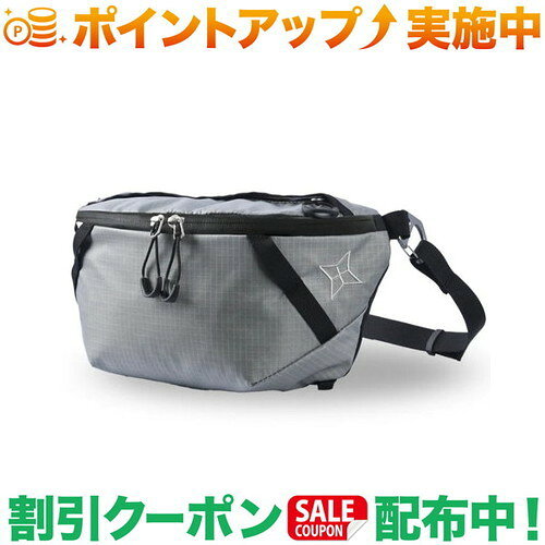 切り替えの早さが自慢です登山中に必要な物を常に身につけておける、進化したユーティリティバッグMAIN ROOMSWITCH Lには?500mlペットボトル1本が?横に入ります。?容量は?約2Lです。大小2つの?オーガナイザーポケットは、小物の収納に?便利です。TOP POCKETトップポケットはマチがあるのでかさばりやすい財布も収納できます。?キーフック付きです。BACK POCKET身体側のバックポケットには、スマートフォンやチケットなど一時的な収納に便利です。サイズ120×240×95mm重量PC Light Gray / PC Black ：145gGray / Blue：143g容量2L主素材PC Light Gray / PC Black ：PCコーティングナイロンGray / Blue：エクストリーマグリッドナイロン※画像の中に、色違い掲載がございます。ご注意ください。出品商品の在庫について当店ならびに仕入先に在庫のある商品を出品しています。当店に在庫が無かった場合、メーカーお取寄せ後の発送になる場合がございます。多店舗販売、入荷数が少ない商品、ご注文をいただいた後に仕入先に手配する商品もございますのでご注文をいただいても、納期遅延や在庫を切らしている場合がございます。その際はメールにてご連絡させていただきます。品切れの際はご容赦下さいませ。