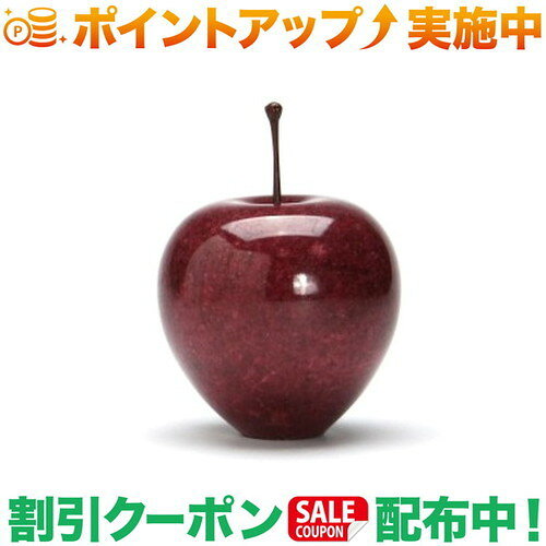 天然のマーブルストーン（大理石）を削り出して作られたアップルオブジェ。ヴィンテージでも見られるマーブルストーンを使用した削り出しオブジェを再現したデザイン。デスク周り、棚へのディスプレイやペーパーウェイトとしてお使いいただけます。染色が施されていますが、素地の色味や削り出し場所によって個体差がありそれもまた一点もののような良さがあるアイテムです。MATERIAL：Marble stoneSIZE：□LargeApprox Φ7.5×9.5cm / 600g□SmallApprox Φ5×H7cm / 170g出品商品の在庫について当店ならびに仕入先に在庫のある商品を出品しています。当店に在庫が無かった場合、メーカーお取寄せ後の発送になる場合がございます。多店舗販売、入荷数が少ない商品、ご注文をいただいた後に仕入先に手配する商品もございますのでご注文をいただいても、納期遅延や在庫を切らしている場合がございます。その際はメールにてご連絡させていただきます。品切れの際はご容赦下さいませ。