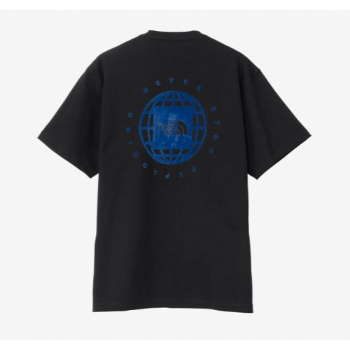 フロッキープリントを施した、コットンの半袖Tシャツ。度詰め調で適度な質感がありながら、軽い着心地のビニロン天竺を採用しています。着回しのしやすいレギュラーシルエットで、地球儀とTHE NORTH FACEのスクエアロゴを組み合わせたジオスクエアロゴを、背面に大きくフロッキープリントで配置。同じ柄を左胸にも染み込みプリントであしらっています。FabricLightweight Vinylon Cotton Jersey（綿100％）原産国カンボジアSizeサイズ/着丈/身幅/肩幅/袖丈/裾幅/袖口幅XS/66/48/45/20/48/17S/68/51/47/21/51/18M/70/53/49/22/53/19L/72/55/51/23/55/20XL/74/57/53/24/57/20外寸は手で計測しているため、商品によっては若干の誤差（1〜2cm）が生じる可能性があります。出品商品の在庫について当店ならびに仕入先に在庫のある商品を出品しています。当店に在庫が無かった場合、メーカーお取寄せ後の発送になる場合がございます。多店舗販売、入荷数が少ない商品、ご注文をいただいた後に仕入先に手配する商品もございますのでご注文をいただいても、納期遅延や在庫を切らしている場合がございます。その際はメールにてご連絡させていただきます。品切れの際はご容赦下さいませ。