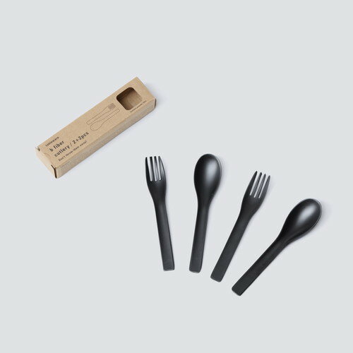 紙皿をアートしたテーブルウェア・スプーン2本とフォーク2本のセット。・こどもから大人まで使い勝手のよいサイズ感。　キャンプやパーティーで大活躍します。・食洗機OKなので普段の食卓から使いやすい。b fiberとは・・・？2014年にヨーロッパでデザイン賞受賞。今回大きなお皿を加えてリニューアルしました。この製品の素材はその50%以上が成長の早い竹の材料で作られ、環境に配慮した製品です。ニューヨーク近代美術館MoMAでもパリのデザインストアmerciでも販売されています。4枚1組セットになっていて、パッケージもかわいいので、プレゼントにもおすすめです。 サイズ(スプーン):幅37×奥行き15×高さ165mm　重量:14g サイズ(フォーク):幅26×奥行き15×高さ160mm　重量:10g（サイズと重量は1点単位の数値です）素材:バンブーパメラミン ※表面マット仕上げ、〇食洗機可 ?電子レンジ不可出品商品の在庫について当店・仕入先に在庫のある商品を出品しています。当店に在庫が無かった場合、メーカー取寄せ後の発送になる場合がございます。複数店舗販売、入荷数が少ない商品、ご注文後に仕入先に手配する商品もございますのでご注文をいただいても、納期遅延や在庫を切らしている場合がございます。その際はメールにてご連絡させていただきます。品切れの際はご容赦下さいませ。