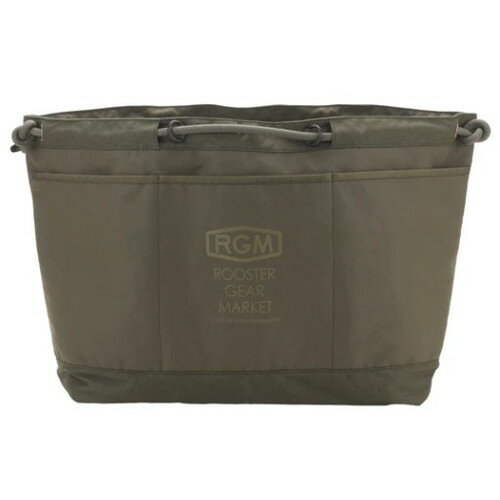 ウェーダーやキャンプギアなどを一式、収納・持ち運びできるアイテムです。何かと多くなってしまう荷物もコンテナバッグに気兼ねなく放り込めばバッグ1つにまとめられます。Top容量約60Lの大容量サイズです。底面にはクッション入りの中敷きがあるので、傷付けたくないアウトドアギアを安心して収納できます。Frontフロントには3つのポケット付きで、バッグの中でばらつきやすい小物の収納に便利です。内側には、バッグの入り口を軽く閉じられるカラビナが2つ付属Side持ち手は丈夫なロープ仕様で、結び目を解けば簡単に取り外し可能でメンテナンスが可能。Insideボディ生地裏面は、菱形に織り込まれたスレッドの上にPVC加工仕上げ。Size　W500×H430×D300mmMaterial　ナイロン500デニール（裏面PVC加工）、　　　　　ポリエステル 1,000デニール（底生地）※画像の中に、色違い掲載がございます。　ご注意ください。出品商品の在庫について当店ならびに仕入先に在庫のある商品を出品しています。当店に在庫が無かった場合、メーカーお取寄せ後の発送になる場合がございます。多店舗販売、入荷数が少ない商品、ご注文をいただいた後に仕入先に手配する商品もございますのでご注文をいただいても、納期遅延や在庫を切らしている場合がございます。その際はメールにてご連絡させていただきます。品切れの際はご容赦下さいませ。