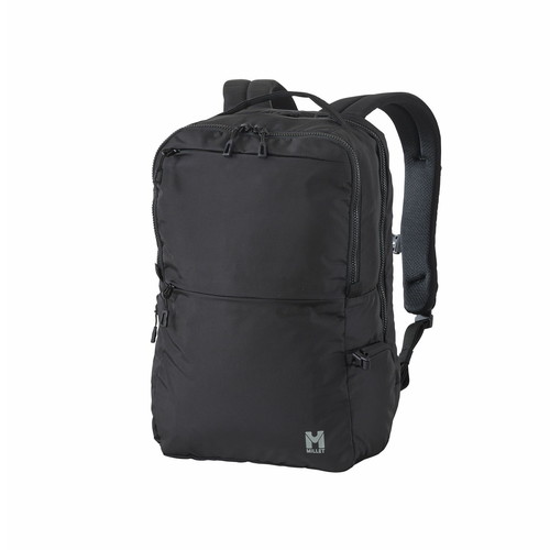 通勤やお出かけといった日々の生活に便利な収納や機能を、街に溶け込む洗練されたデザインに詰め込んだ多機能バックパック。かさばる荷物も簡単に出し入れできるメインコンパートメントにはインナーオーガナイザーが付属。背面側には雑誌や書類、ノートPCなどが収納可能なジッパーポケットを備えています。ジッパーが見えないように気配りされたクリーンな外観のフロントには2つの大きなジッパーポケットを備え、すぐに出し入れしたい小物類もスマートに収納できます。さらに背面には背負ったままアクセスできるIDパスポートポケット、サイドにはボトルや折りたたみ傘を収納できるポケットの他、ランチボックスなどが出し入れできるU字型ジッパーポケットを配置しています。素材ナイロン 210D CORDURA? 撥水重量610gサイズW27_H38_D16cmバックレングス（背面長）U=38cmキャパシティ17L出品商品の在庫について当店ならびに仕入先に在庫のある商品を出品しています。当店に在庫が無かった場合、メーカーお取寄せ後の発送になる場合がございます。多店舗販売、入荷数が少ない商品、ご注文をいただいた後に仕入先に手配する商品もございますのでご注文をいただいても、納期遅延や在庫を切らしている場合がございます。その際はメールにてご連絡させていただきます。品切れの際はご容赦下さいませ。