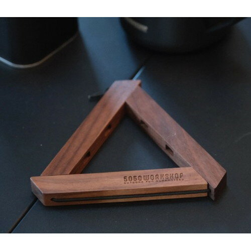 三角形の木製コースター。組み込む穴を変えることによって3サイズまで変更が可能。カップドリッパー、小ぶりな鍋などサイズの可変によって幅広く活躍します。また、ドリッパーホルダーとしてもご使用できます。■SPECS・サイズ(直径)：約140mm(小) 約170mm(中) 約195mm(大)・重量：約50g・材質：木製(クルミ)・耐熱：180℃出品商品の在庫について当店ならびに仕入先に在庫のある商品を出品しています。当店に在庫が無かった場合、メーカーお取寄せ後の発送になる場合がございます。多店舗販売、入荷数が少ない商品、ご注文をいただいた後に仕入先に手配する商品もございますのでご注文をいただいても、納期遅延や在庫を切らしている場合がございます。その際はメールにてご連絡させていただきます。品切れの際はご容赦下さいませ。