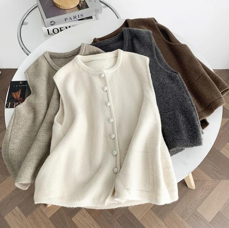秋セール2680円⇒2500円 ニットベスト レディース ベスト 前開き ノースリーブ ニット 無地 トップス クルーネック ボタン 羽織り セーター 重ね着 レイヤード ゆったり 体型カバー おしゃれ ナチュラル カジュアル シンプル 普段着 春 秋 冬 グレー オフホワイト