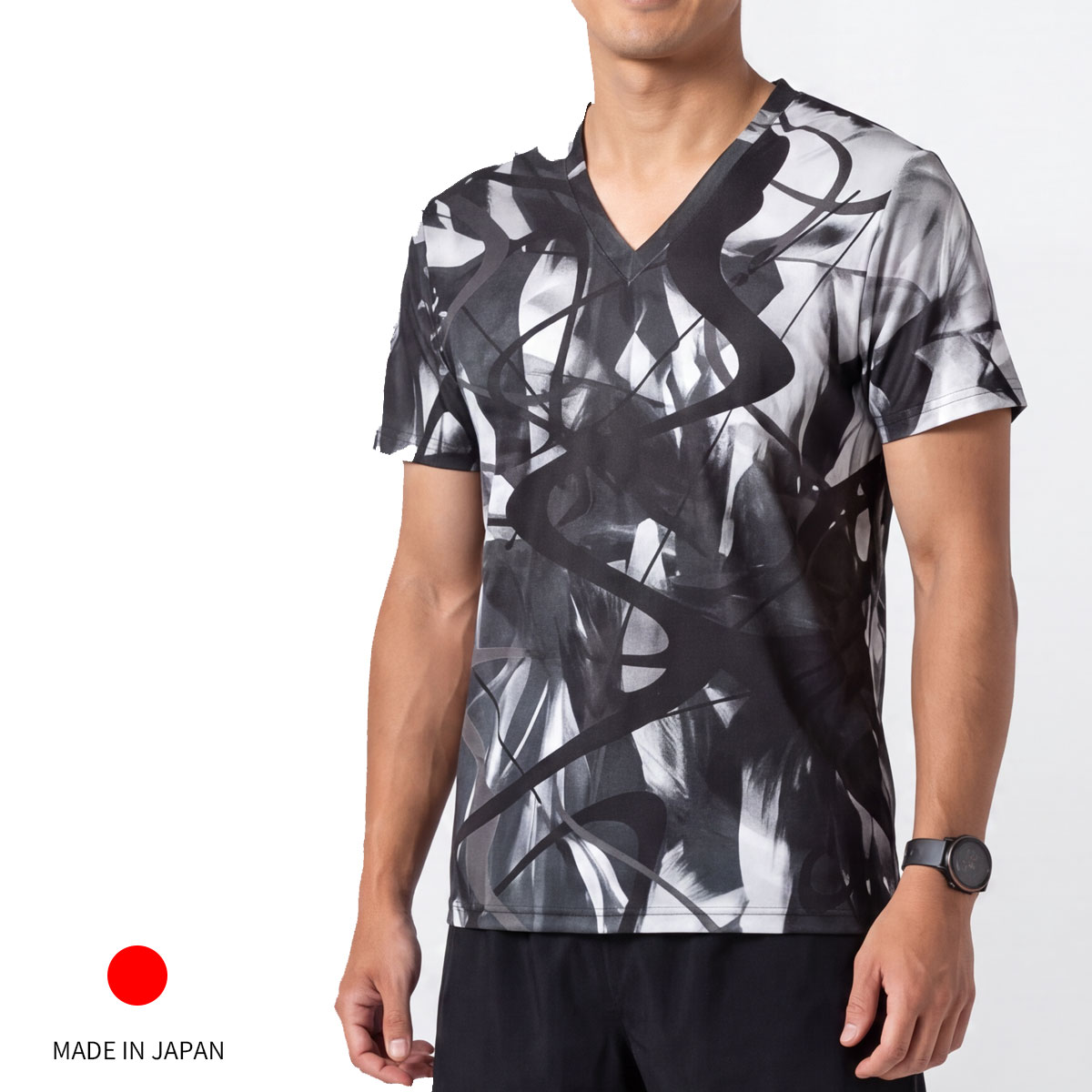 　　　　　　　　　　　　　　　　別カラーブルーレッド■Performance Art Wearシリーズストレスフリーコンフォートシステム、高機能ストレッチ素材を使用。編み目ループの方向性を自在にコントロールする、旭化成せんい独自のダイアモンド構造組織によりパフォーマンスを的確にサポート。少ない力で縦にも横にも自在に伸び、優れた回復性で体の大きな動きにも安定した着圧をキープする高次元ファブリック。登山やトレイルランニング、ハイキングはもちろん、普段使いまで快適に着られる高機能素材です。そんな高機能な生地に、駆ける風と自然の躍動感を表現し、一枚のウェアに縫製しました。写真ではなく、アートとして再構築したオリジナルデザインを、生地にプリント。プリント、裁断、縫製はすべて日本国内で実施。大量生産ではなく、一着ずつ丁寧に　仕上げています。ポリエステル86％ポリウレタン14％■サイズ　　　 S　 M　 L　 XL着丈　63　65　67　69身幅　45　47.5　50　52.5肩幅　40　42　44　46袖丈　19.5　20.5　21.5　22.5▼サイズ選びのコツ普段着用されているTシャツを測って頂き、それに近いサイズをお選びいただく方法がオススメです。▼注意事項ご覧頂いている環境によって、実物の色と若干異なる場合がございます。MADE IN JAPAN