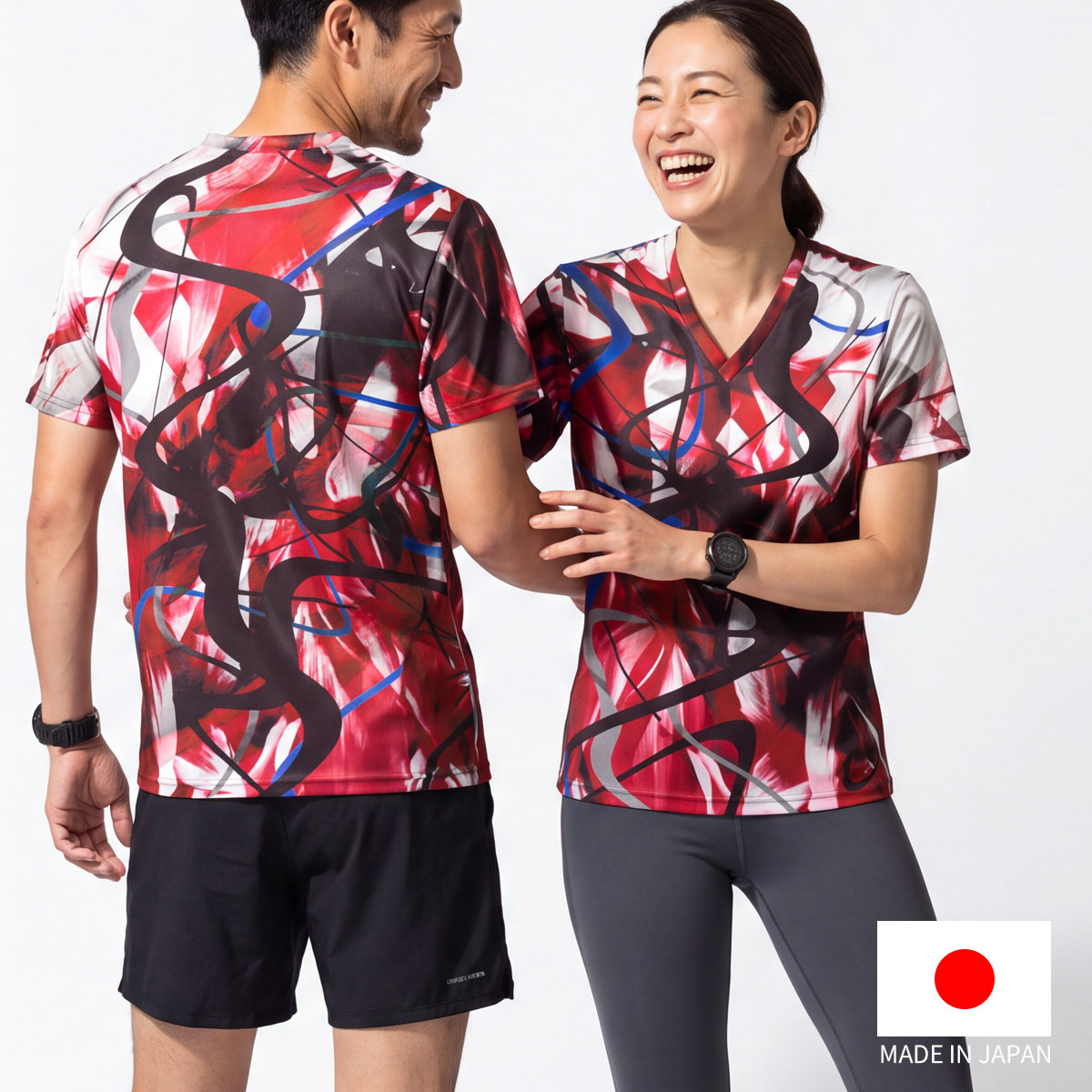 　　　　　　　　　　　　　　　　別カラーブラックブルー■Performance Art Wearシリーズストレスフリーコンフォートシステム、高機能ストレッチ素材を使用。編み目ループの方向性を自在にコントロールする、旭化成せんい独自のダイアモンド構造組織によりパフォーマンスを的確にサポート。少ない力で縦にも横にも自在に伸び、優れた回復性で体の大きな動きにも安定した着圧をキープする高次元ファブリック。登山やトレイルランニング、ハイキングはもちろん、普段使いまで快適に着られる高機能素材です。そんな高機能な生地に、駆ける風と自然の躍動感を表現し、一枚のウェアに縫製しました。写真ではなく、アートとして再構築したオリジナルデザインを、生地にプリント。プリント、裁断、縫製はすべて日本国内で実施。大量生産ではなく、一着ずつ丁寧に　仕上げています。ポリエステル86％ポリウレタン14％■サイズ　　　 S　 M　 L　 XL着丈　63　65　67　69身幅　45　47.5　50　52.5肩幅　40　42　44　46袖丈　19.5　20.5　21.5　22.5▼サイズ選びのコツ普段着用されているTシャツを測って頂き、それに近いサイズをお選びいただく方法がオススメです。▼注意事項ご覧頂いている環境によって、実物の色と若干異なる場合がございます。MADE IN JAPAN