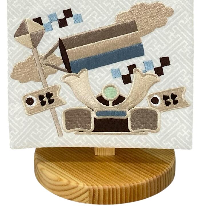 人形のゆめさきの名前旗 刺繍仕上 五月人形 端午の節句 男の子用 兜モダン 小 v5490 高さ39センチ 白地 名前糸ベージュ色｜アングル3