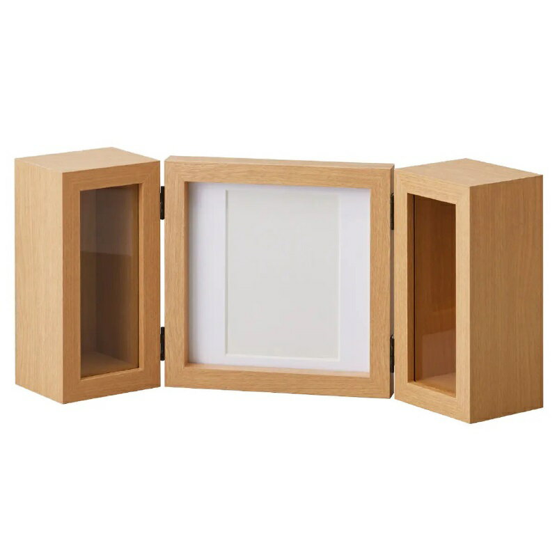 サイズ約幅34.5×奥行17×高さ7cm閉じた時：17×17×9cm/アレンジ部内寸：5.4×13.9×5.9cm)Photo box Double doorsフォトボックスダブルドアーズカラー：natural1個入り写真L判に対応素材MDF・紙・ガラス木目調の紙を使用しています。商品の箱（PET・紙製）はアレンジ制作後、完成品を入れる箱としてもお使いいただけます。※本商品はMDFに紙貼りを施しており、水に弱いためお手入れの際は乾いた布をご使用ください。※粘着性の強いテープを貼ると、表面の箔・塗装・紙等の仕上が剥がれる恐れがあります。■Funeralシリーズ■大切な人を偲ぶ、厳かなムードを演出するコレクション。インテリアと馴染む木製で別売りのガラスドームとセットできるクラシカルなデザインのスタンド、場所を選ばないコンパクトサイズのお供え花として陶器の器とガラスドームがセットになったミニドームスタンドなど、ライフスタイルに合わせて選べる「祈り」のカタチに、新しいラインナップが加わりました。【開梱検査のお願い】商品が到着したら、必ず破損がないかご確認下さい。破損があった場合は、商品到着から7日以内にご連絡をお願い致します。7日を過ぎた場合、荷受け先から移動した後に破損が見つかった場合は一切補償できません。ご了承ください。※仕様等予告なく変わる場合があります。写真では表現しきれない自然に色ムラのある素材や釉薬のたれやムラがある場合がありますが、商品の特性としてご了承ください。また、自然の材料を使っているものは風合いが若干異なる場合がございます。写真と実際の商品とは多少の色の違いがある場合があります。※家具等を傷つけないよう直接置かないようにお取り扱い下さい。在庫調整は致しておりますが、調整の遅れにて出荷手配が出来ない場合は悪しからずご了承下さい。 ■基本の発送はメーカーから直送での配送になります。 ■最短3日〜最長30日でお届できます。 ※お届けが遅れる場合はご連絡いたします。 ■受注日より土日、祭日、GW、盆休み、年末・年始の休みを除き2〜3日でお届け目安を メールでお知らせいたします。 ※予定メールにてお届け予定日を確認後、製作発送手配をいたします。 ※メール記載のお取消し受付期日を必ずご確認ください。 ＜注文、決済のご留意＞ ■当該品の受注は先決済で承っています。（代引き決済は不可） 商品はメーカー直送又はお取り寄せ発送の為、ご注文のお取消し、注文変更をご希望された タイミングによりご希望に添えない場合がございます。 ＜希望に添えないタイミング＞ ■弊社が受注確認をし、メーカー直送又はお取り寄せ発注が完了しているご注文。 ■発送の処理が完了しているご注文。 ＜お取消し、注文変更の場合のお客様ご負担に付いて＞ ■購入金額の最大50％と配送に関した運賃をご負担いただきます。